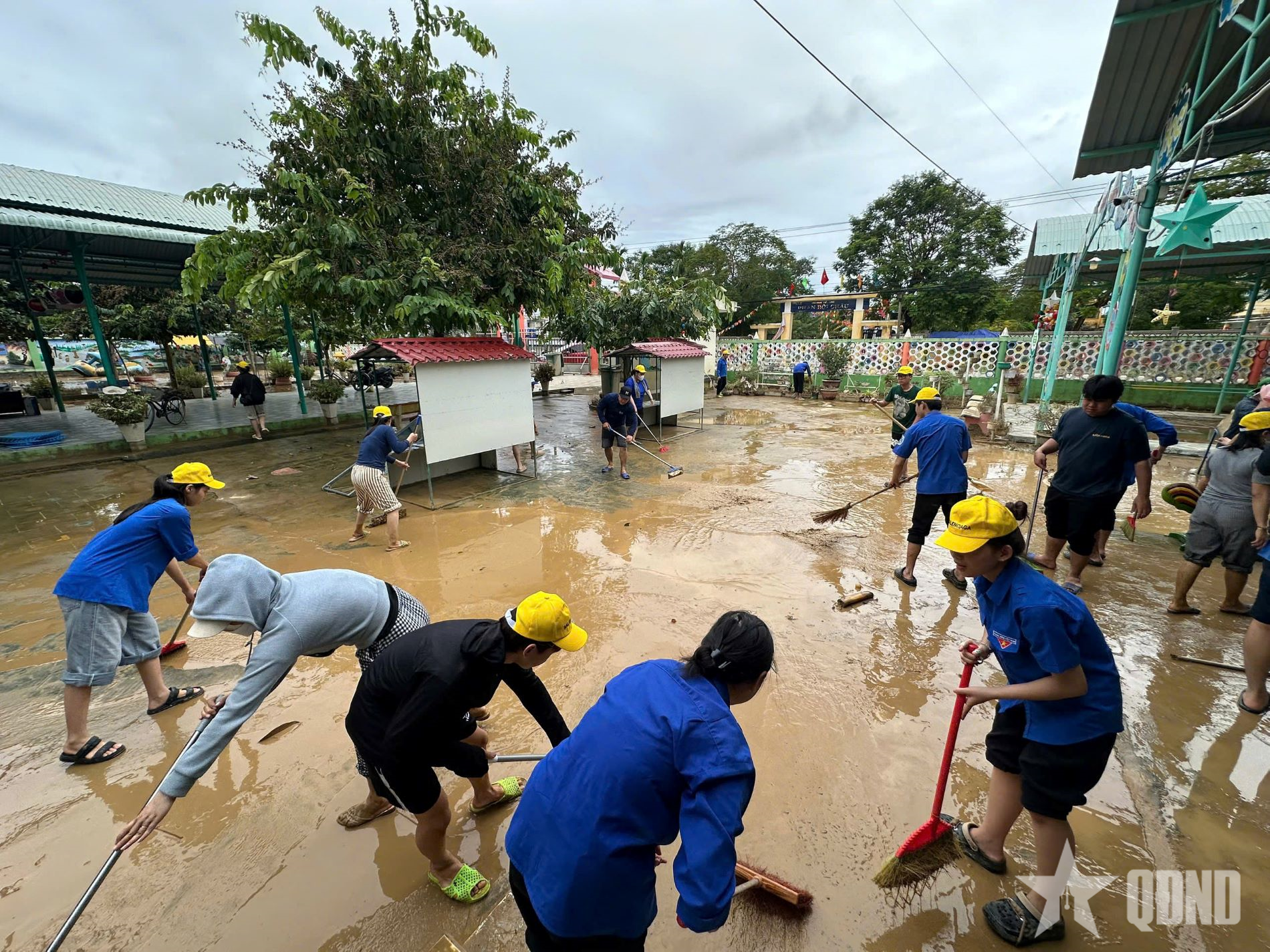 Đà Nẵng: Hơn 1.500 thanh niên, sinh viên giúp dân khắc phục hậu quả sau lũ